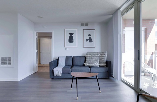Bright Apt Near Ballston Shops