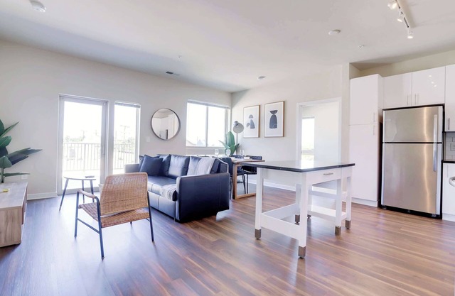 Bright Apt W Gym & Prime Location