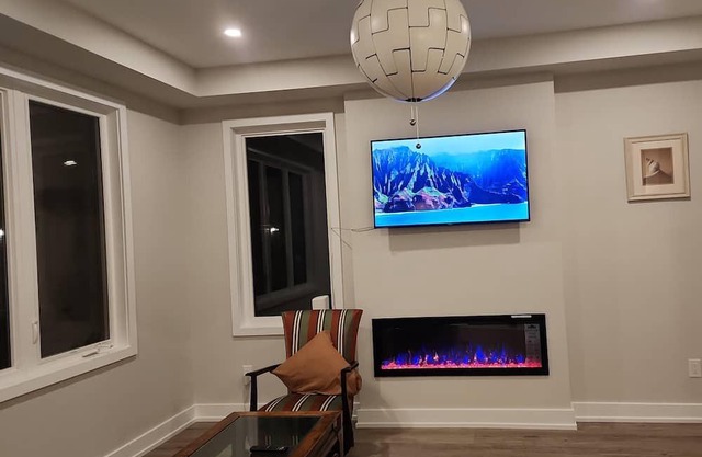 Bright Basement Oasis with Private Bath/Self Check-In & Wifi & Parking in Kanata