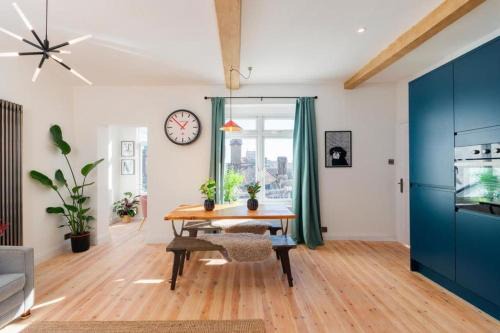Bright Central Loft Apartment