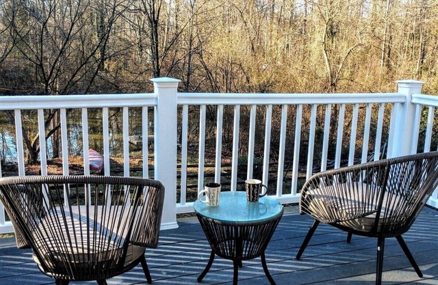 Bright clean pet friendly - 1BR. Private and peaceful. Free Level 2 EV Charging