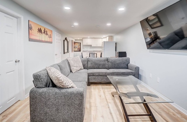Bright, Confortable, Quiet and Spacious Apartment Basement | Parking | DT Ottawa