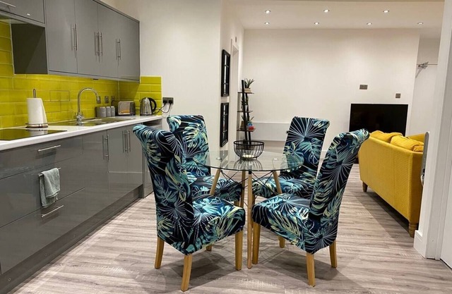 Bright & Cosy Retreat in Swansea