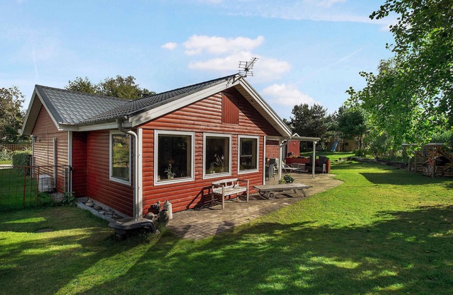 Bright cottage 300 m from the beach