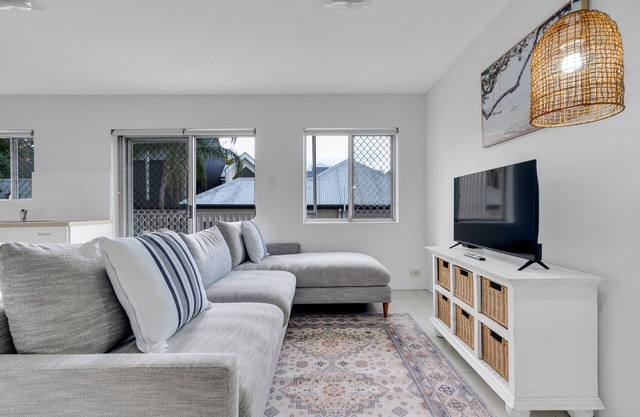 Bright Inner-City 1-Bed, 10 Minutes From CBD