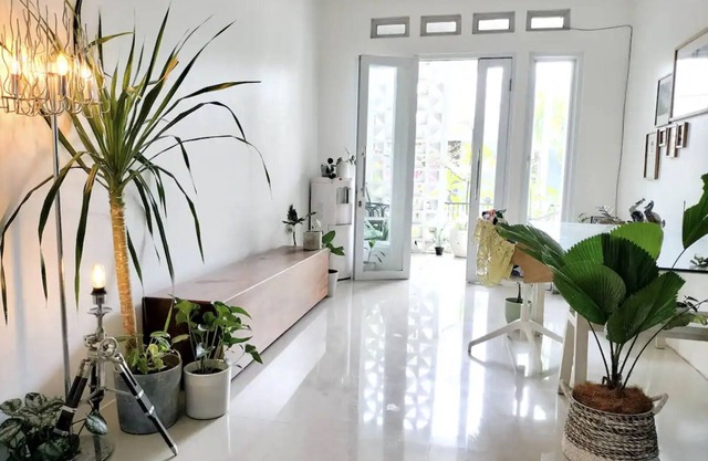 Bright leafy home with Biznet up to 250 Mbps 3+1BR