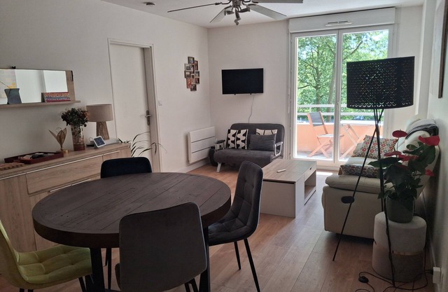 Bright, quiet apartment close to public transport direct to town center