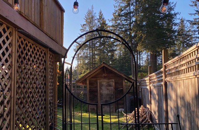 Bright, recently remodelled 3 bed guest suite with kitchenette,