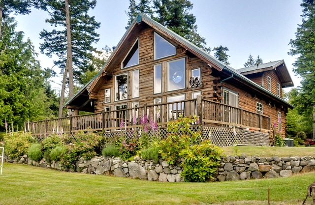 Bright, Rustic Cabin with Breathtaking Bay & Mountain Views