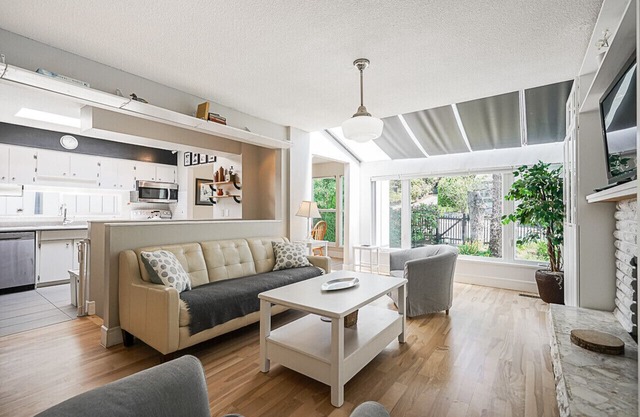 Bright, spacious 3 BD in North Vancouver- fully furnished with view of downtown