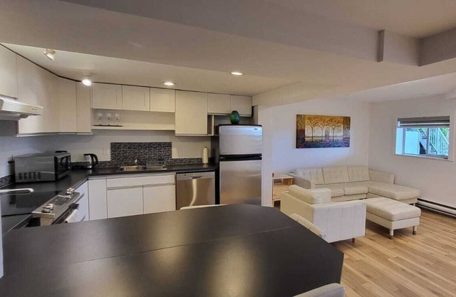 Bright Spacious 2 Bedroom Guest Suite