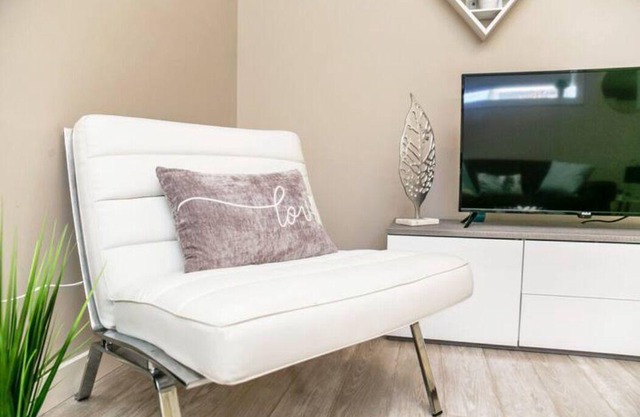 Bright Spacious Suite - King Bed - Long Stays - WiFin