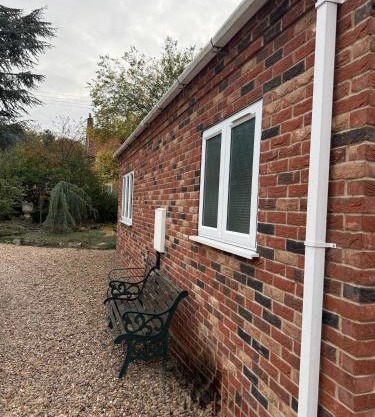 Bright, Stylish 1-Bed Bungalow with Private Garden