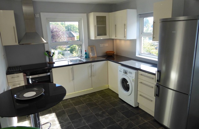 Bright, sunny, 1-bedroomed apartment on the High Street