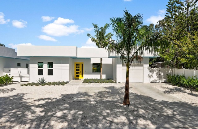 "Brillant Sunshine" SARASOTA. Luxury POOL home built in 2023. Up to 18 guests