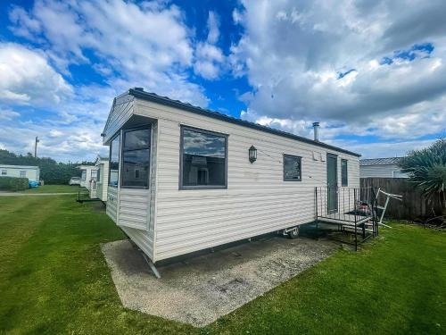 Brilliant 6 Berth Caravan Nearby Scratby Beach, Norfolk Ref 43081B