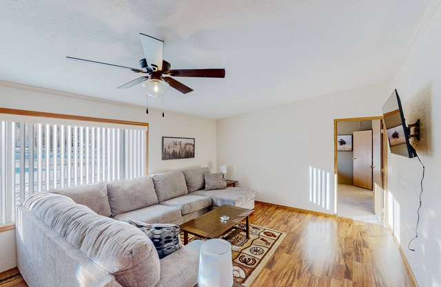 Brilliant home with mountain view, sauna, hot tub, wood stove, pool table