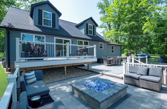 Briona Dreams - Brand new 4 bedroom home on Magician Lake with modern amenities.