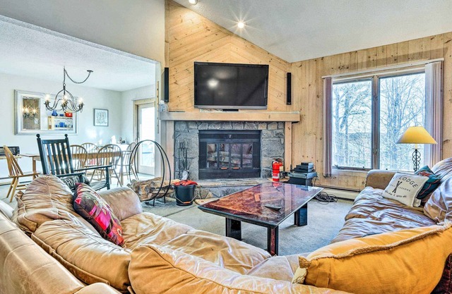 Bromley Mtn Townhome: Walk to Ski Shuttle!