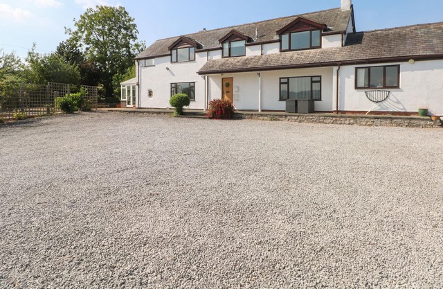 BRON DYFFRYN, family friendly, with a garden in Denbigh
