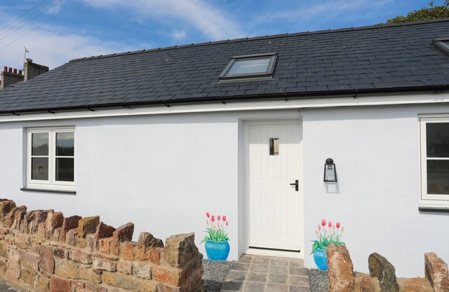 BRON HAUL, pet friendly, country holiday cottage in Brynsiencyn