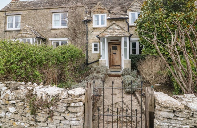 BROOKLANDS, romantic, character holiday cottage in Chedworth