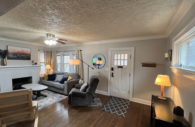 Brookside KC house. Near Plaza, UMKC, Rockhurst, 8 miles from Arrowhead stadium