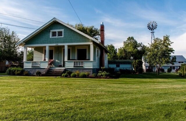 Bryant House: Perfect Bungalow with Fireplace, Private Patio, Large Yard