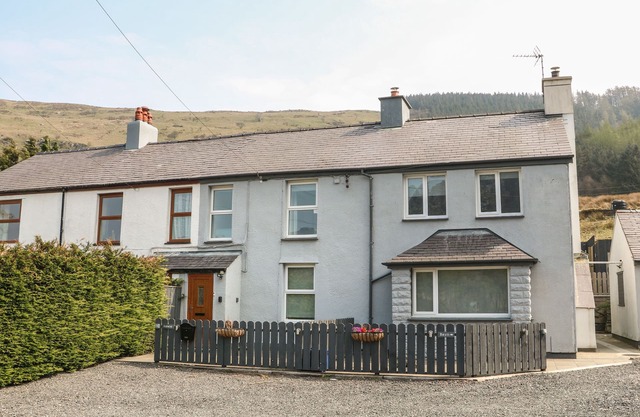 BRYN, pet friendly, country holiday cottage in Bethesda