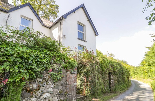 BRYN TIRION, pet friendly, with a garden in Llanrug
