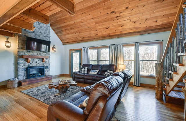Bryson City Cabin: Deck & Mountain-View Hot Tub