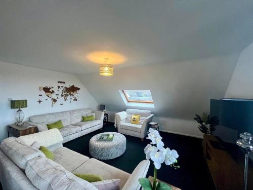 BS - Luxury top floor 4 bed apartment with garage in town centre - NO LIFT