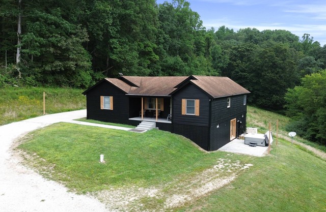 Buck Run | Large Hot Tub | Private Lot