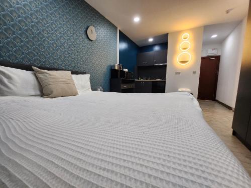 Budget Central (Large) Serviced Studio Apartment