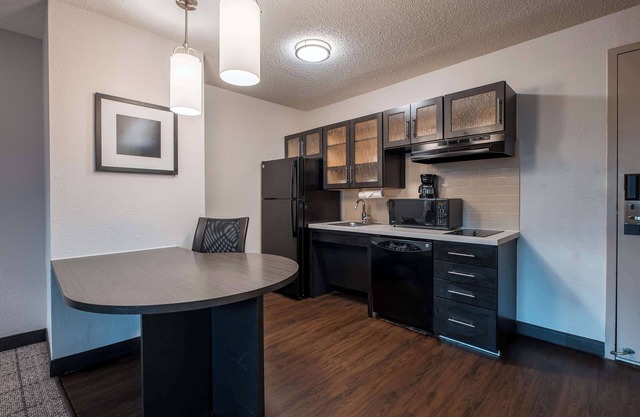 Budget-friendly Accommodation, Short Drive to Dickies Arena! FREE Parking!