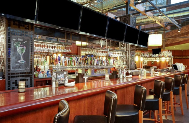 Budget-Friendly Getaway! Free Parking, On-Site Restaurant, Near Odyssey Fun