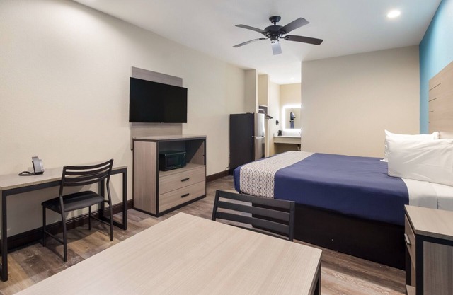 Budget-friendly King Non-Smoking Room, Scottish Inns, Free Breakfast & Parking
