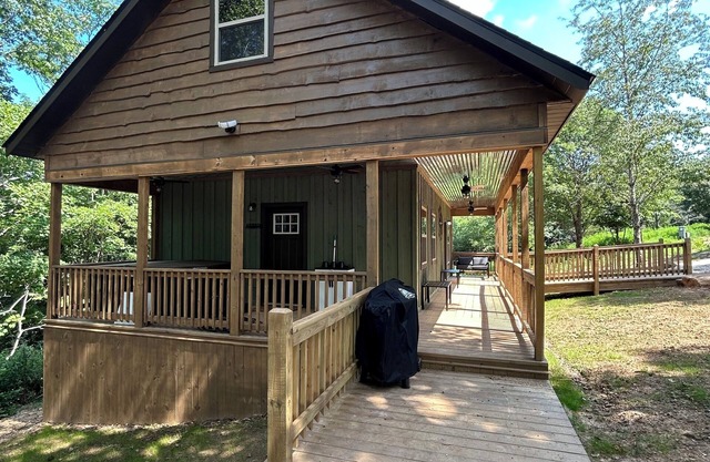 Buffalo Mist Cabin w/Hot tub, Fire pit, sleeps 6