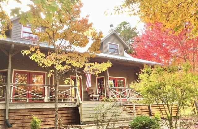 Buffalo River Farmhouse-Only 2 miles to Kyle's Landing on the Buffalo River!