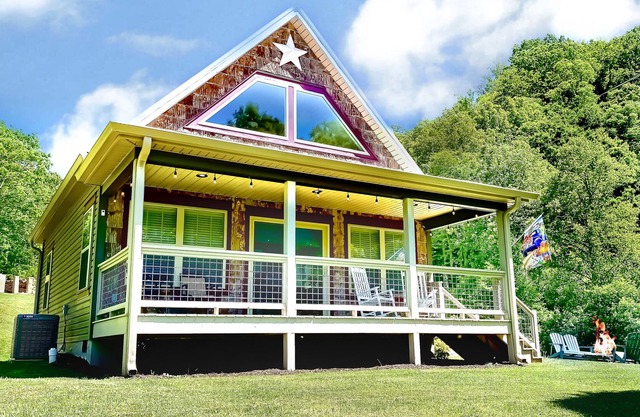 Built NEW! WNC Mountain Cabin-Near Asheville & I-26, Fast Wifi!