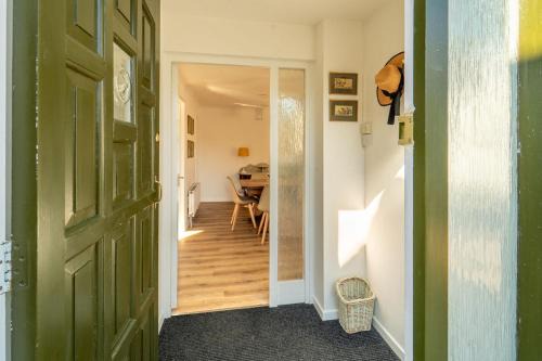Bumble Bee Bungalow Serviced Accommodation