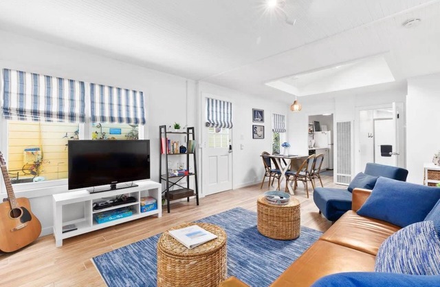Bungalow in Capitola Village Steps from River walk