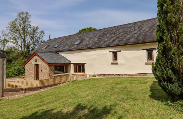 BUNTS BARN, family friendly, character holiday cottage in Hatherleigh