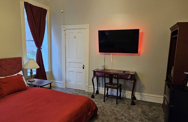 Burgundy Room - LAFAYETTE SQUARE
