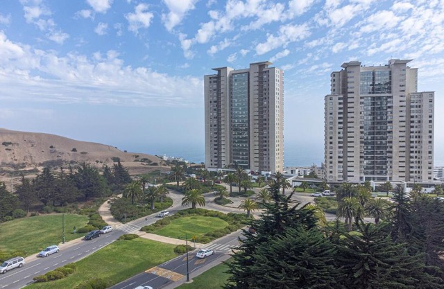 Burgundy View 1BR W/View, Balcony & Parking.