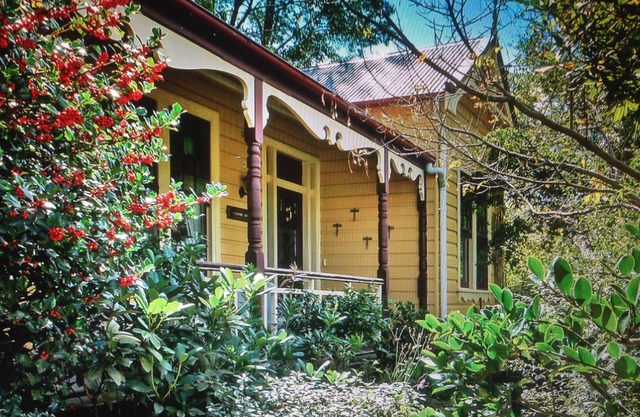 Burnie Brae circa 1908 - Netflix, Wifi, Air Con, Quiet Area, with 2 X Queen Beds