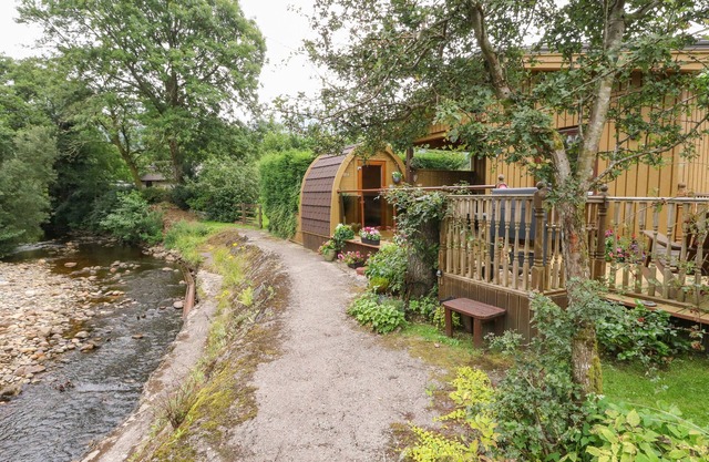 BURNSIDE LODGE, family friendly, with open fire in Fort William