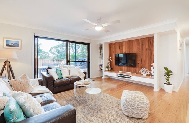 Burrill Lake - Self Contained Guest Suite - Rear Access to Beach