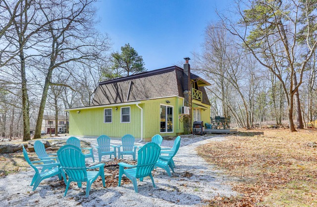Bushkill Villa w/Game Room, Sauna & Pool Access!