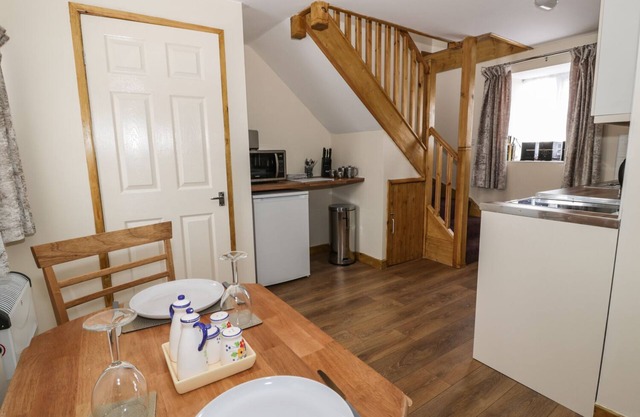 BUTCHERS ARMS COTTAGE, pet friendly in Nercwys